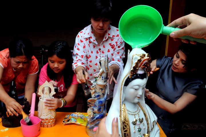 Jelang Imlek, Warga Tionghoa Bersihkan Rupang
