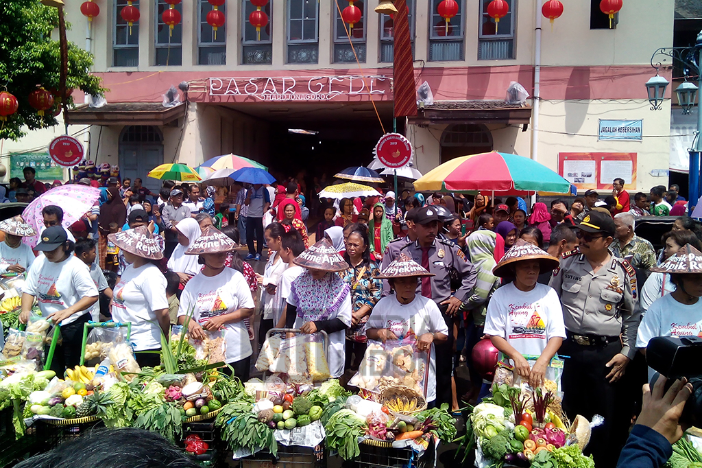 Para bakul Pasar Gede bersiap dengan hasil bumi dalam prosesi gerebeg sudiro.
