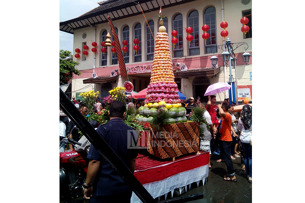 Gunungan buah-buahan dan hasil bumi bakul Pasar Gede ikut diperebutkan dalam prosesi Gerebeg Sudiro, yang menjadi rangkaian perayaan Imlek 2017.