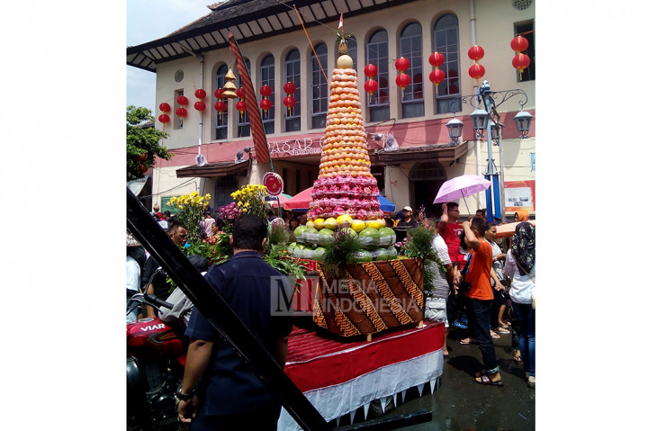 Gunungan buah-buahan dan hasil bumi bakul Pasar Gede ikut diperebutkan dalam prosesi Gerebeg Sudiro, yang menjadi rangkaian perayaan Imlek 2017.