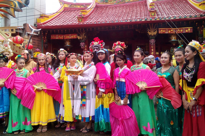 Para penari kipas berpakaian perempuan Tiongkok berpose di depan 
Kelenteng Tien Kok Sie sebelum melebur dalam proses gerebeg Sudiro.