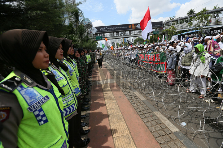 Polisi wanita (polwan) dan tentara berhijab disiagakan dalam pengamanan massa Front Pembela Islam di sekitar Mapolda Metro Jaya.