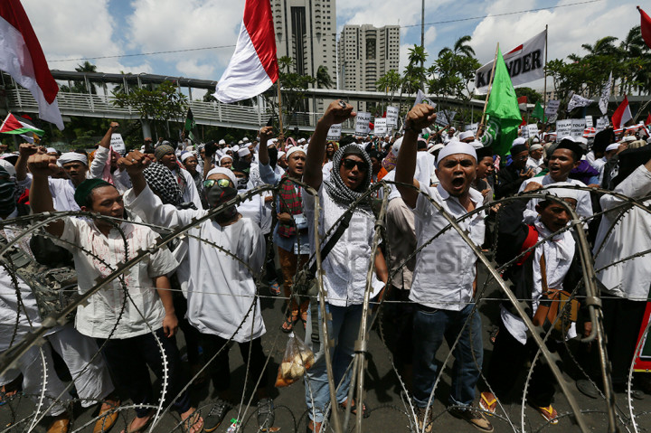 Massa melakukan aksi di depan Polda Metro Jaya, Jakarta.