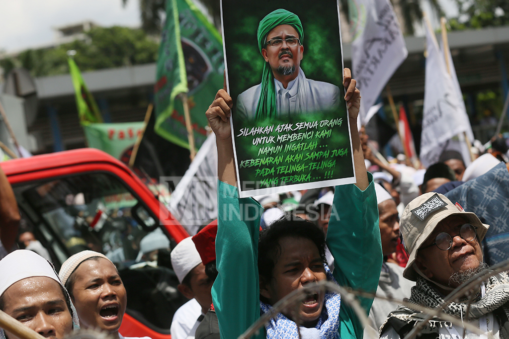 Aksi tersebut untuk mengawal pemeriksaan Ketua FPI Rizieq Shihab.