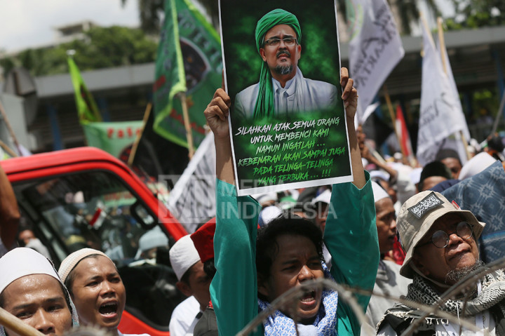 Aksi tersebut untuk mengawal pemeriksaan Ketua FPI Rizieq Shihab.