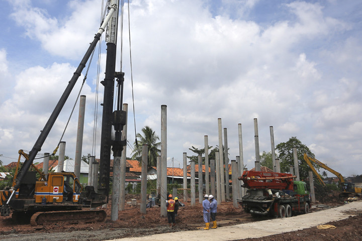 Pekerja memasang tiang pancang pembangunan Jembatan Musi IV di Palembang, Sumatera Selatan.