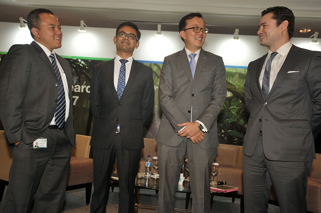 Senior Economist Standard Chartered Bank Indonesia Aldian Taloputra (kiri) berbicang bersama Asia FX Strategist Divya Davesh (kedua kiri), Head of ASEAN Research Edward Lee (kedua kanan) dan Head of Economic Research The Americas Mike Moran usai memberikan materi pada seminar 2017 Standard Chartered Bank Global Research Briefing di Jakarta, Senin (23/1).
