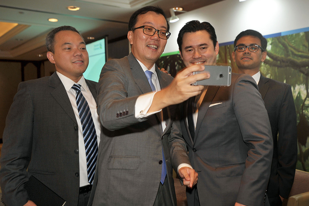 Senior Economist Standard Chartered Bank Indonesia Aldian Taloputra (kiri) berswa foto bersama Asia FX Strategist Divya Davesh (kanan), Head of ASEAN Research Edward Lee (kedua kiri) dan Head of Economic Research The Americas Mike Moran usai memberikan materi pada seminar 2017 Standard Chartered Bank Global Research Briefing di Jakarta, Senin (23/1).