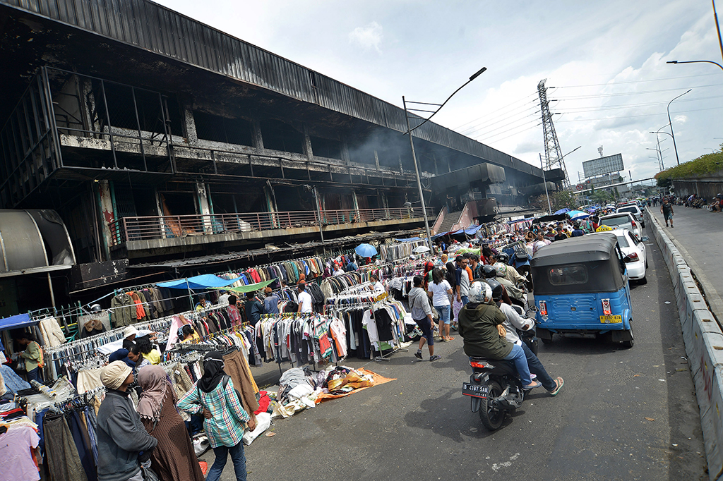 Pascakebakaran, Pedagang Pasar Senen Berjualan di Trotoar