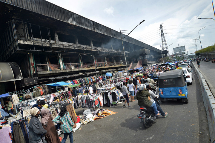 Pascakebakaran, Pedagang Pasar Senen Berjualan di Trotoar