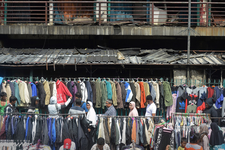 Pascakebakaran, Pedagang Pasar Senen Berjualan di Trotoar