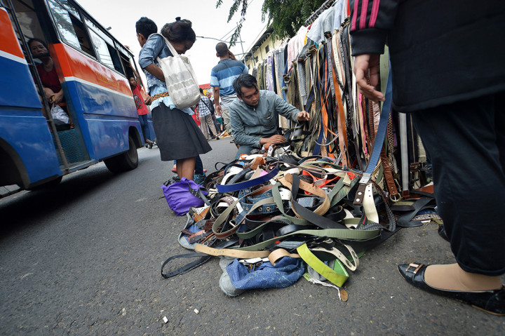 Pascakebakaran, Pedagang Pasar Senen Berjualan di Trotoar