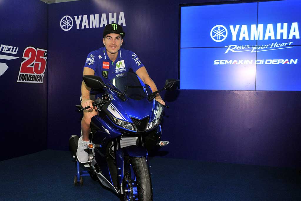Pembalap Movistar Yamaha MotoGP Maveric Vinales berpose dengan sepeda motor terbaru All New Yamaha R15 seusai peluncuran motor tersebut di Sirkuit Sentul, Bogor, Jawa Barat, Senin (23/1/2017).