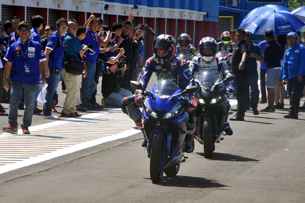 Maveric Vinales (depan) menjajal sepeda motor terbaru All New Yamaha R15 di Sirkuit Sentul, Bogor, Jawa Barat