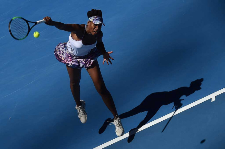 Petenis AS Venus Williams melancarkan servis ke arah Anastasia Pavlyuchenkova pada perempat final Australia Terbuka, Selasa.
