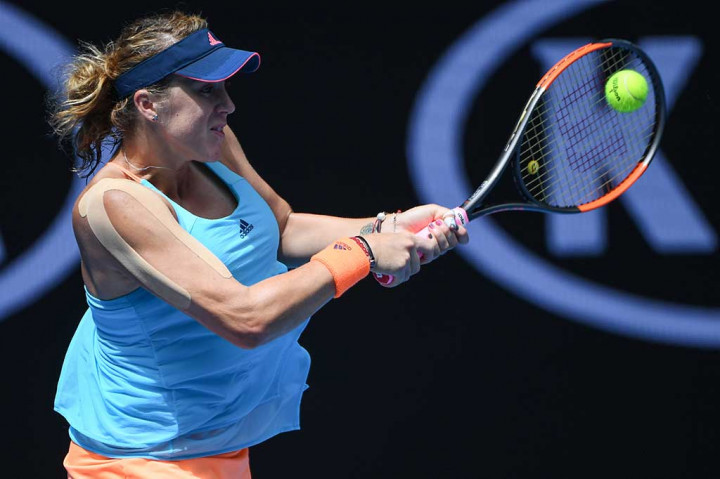 Unggulan 24 Pavlyuchenkova berusaha mengembalikan bola ke arah Venus.
