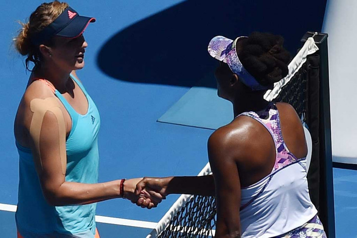 Venus mendapat ucapan selamat dari Pavlyuchenkova.