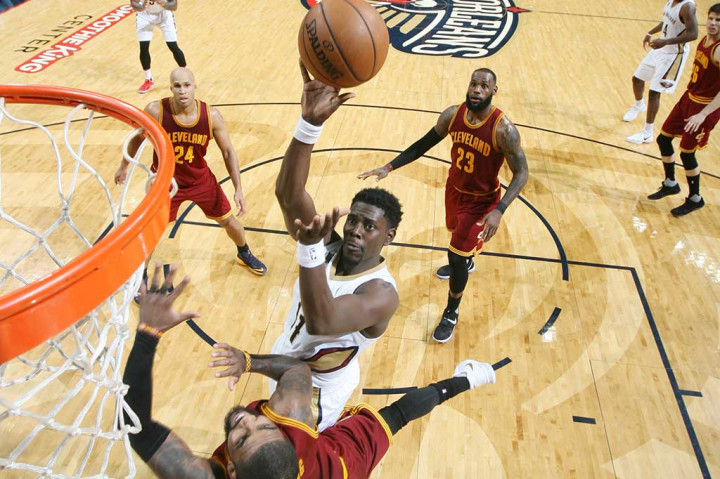 Jrue Holiday menambah 33 poin dan 10 assist.