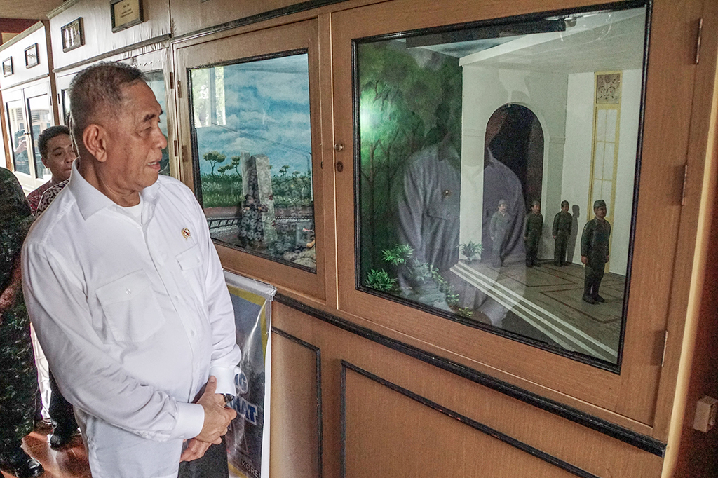 Menteri Pertahanan Ryamizard Ryacudu meninjau rumah tempat kelahiran Panglima Besar Jenderal Soedirman di Desa Bantar Barang, Rembang, Purbalingga, Jateng.