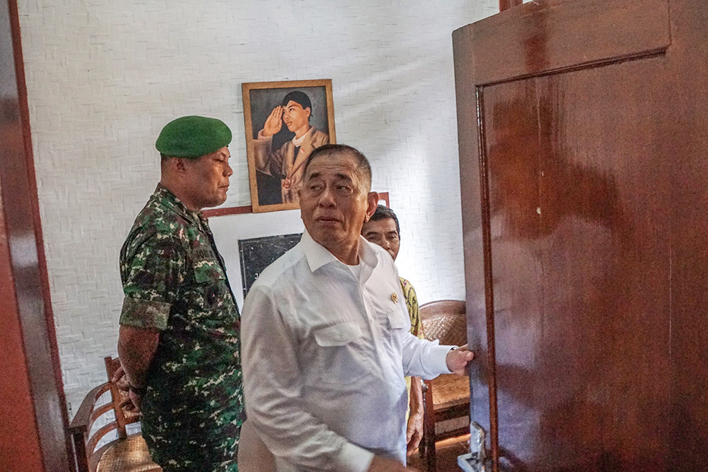 Menteri Pertahanan Ryamizard Ryacudu (tengah), meninjau rumah tempat kelahiran Panglima Besar Jenderal Soedirman di Desa Bantar Barang, Rembang, Purbalingga, Jateng.