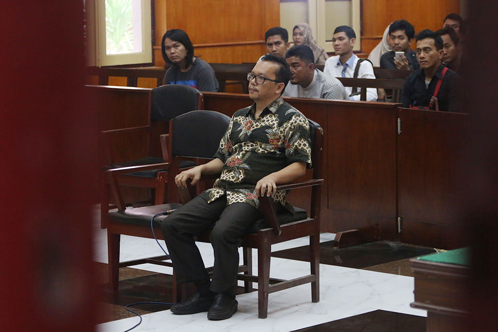 Terdakwa kasus dugaan penggelapan uang Rp15,3 miliar yang merupakan politikus Partai Demokrat, Ramadhan Pohan mengikuti sidang dengan agenda putusan sela, di Pengadilan Negeri Medan, Sumatera Utara.