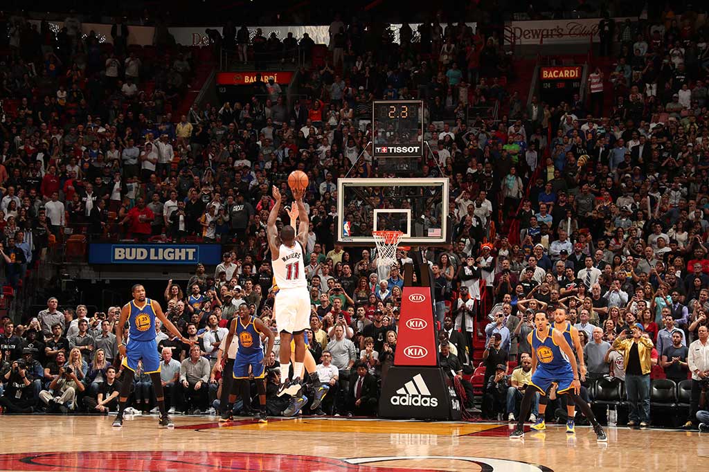 Tembakan tiga angka Dion Waiters pada detik akhir pertandingan membawa timnya Miami Heat mengalahkan Golden State Warriors 105-102.