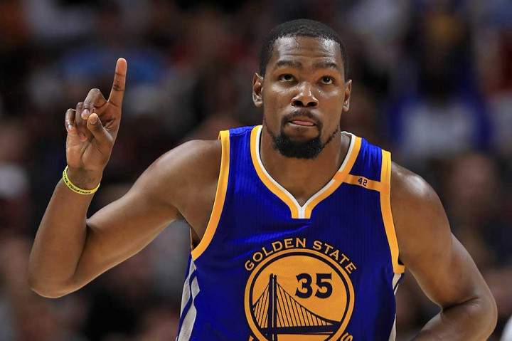 Sebelumnya, forward Golden State Kevin Durant sempat menyamakan kedudukan saat pertandingan tersisa 11,7 dengan melakukan 'dunk'.