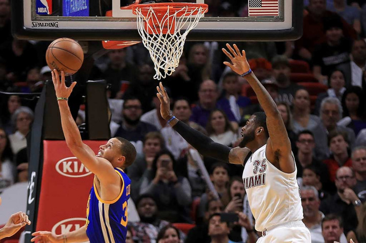 Sementara guard Warriors Curry mengemas double-double dengan 21 poin dan 10 rebound.