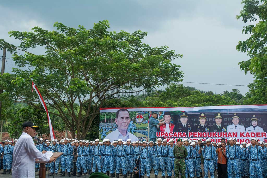 Menhan Ryamizard Ryacudu memberikan sambutan saat mengukuhkan 540 kader bela negara di Monumen Jenderal Soedirman di Rembang, Purbalingga, Jateng, Selasa (24/1/2017).
