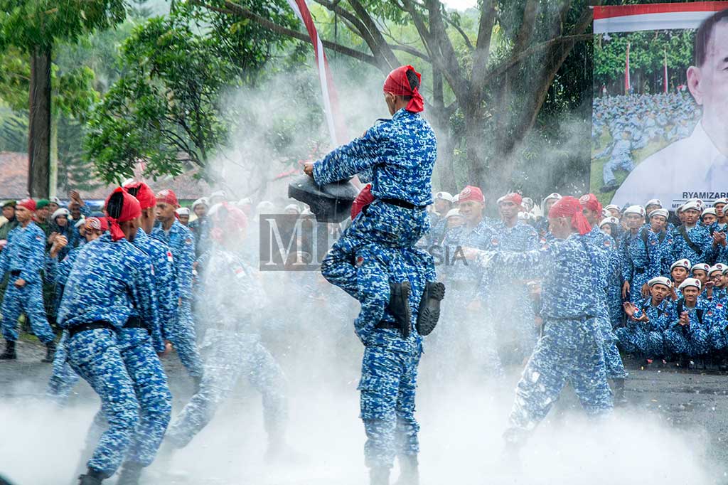 Kader bela negara unjuk kebolehan di hadapan Menhan Ryamizard Ryacudu.