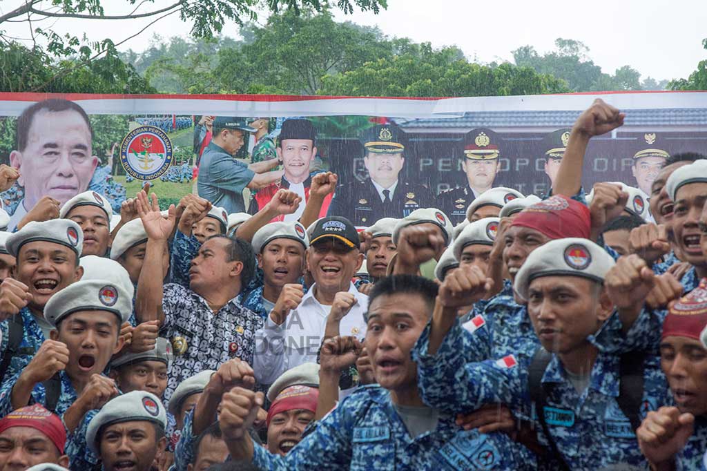 Menhan Ryamizard Ryacudu berfoto bersama puluhan kader bela negara.