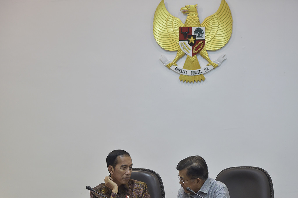 Presiden Joko Widodo (kiri) berbincang dengan Wakil Presiden Jusuf Kalla sebelum rapat terbatas tentang harga gas untuk industri di Kantor Kepresidenan, Jakarta.