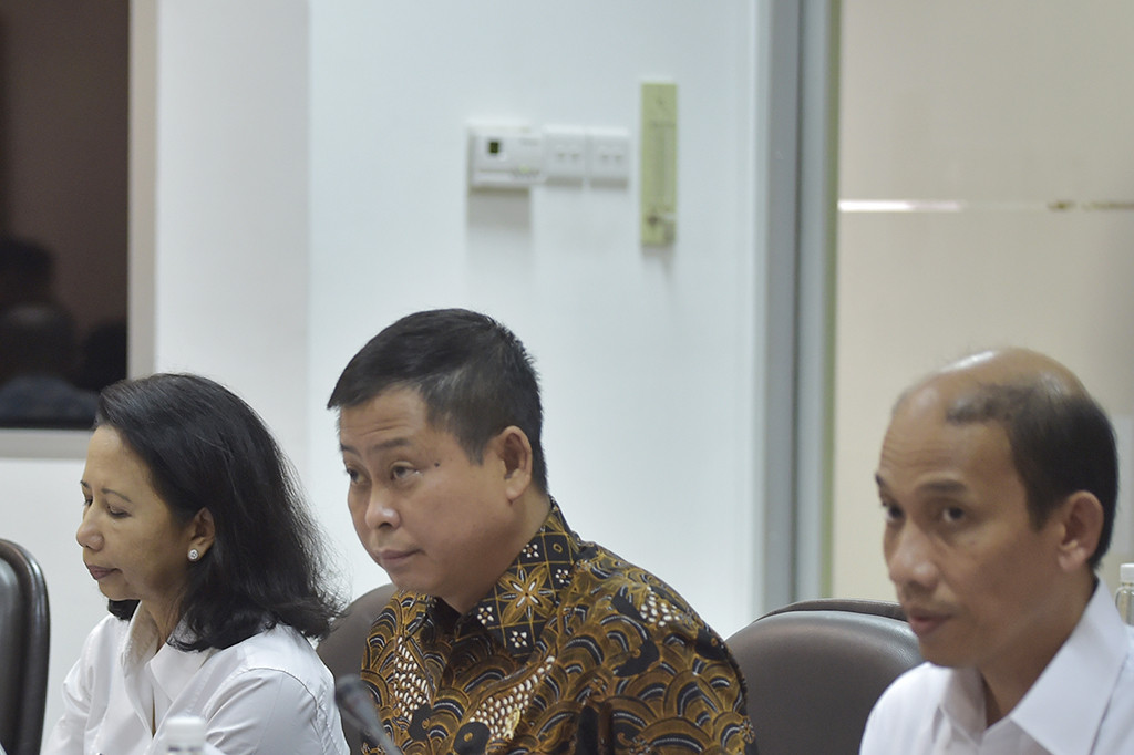 Menteri ESDM Ignasius Jonan (tengah) memberi paparan di samping Wakil menteri ESDM Archandra Tahar (kanan) dan Menteri BUMN Rini Soemarno dalam rapat terbatas tentang harga gas untuk industri di Kantor Kepresidenan, Jakarta.