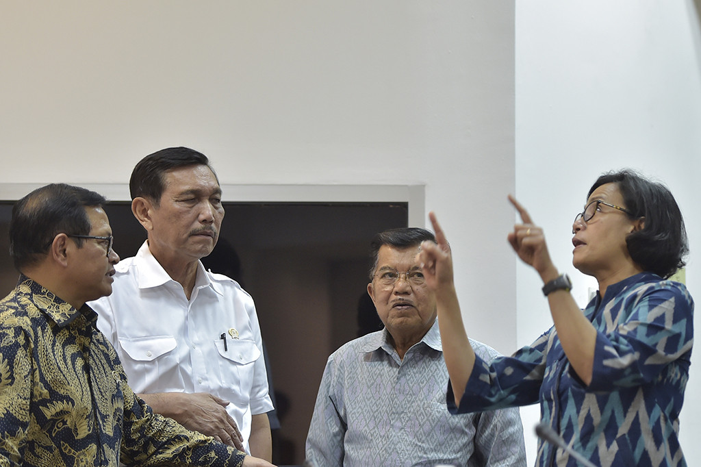 Wakil Presiden Jusuf Kalla (kedua kanan) bersama Menko Maritim Luhut Binsar Pandjaitan (kedua kiri), Menteri Keuangan Sri Mulyani (kanan), dan Sekretaris Kabinet Pramono Anung berbincang usai rapat terbatas tentang harga gas untuk industri di Kantor Kepresidenan, Jakarta.