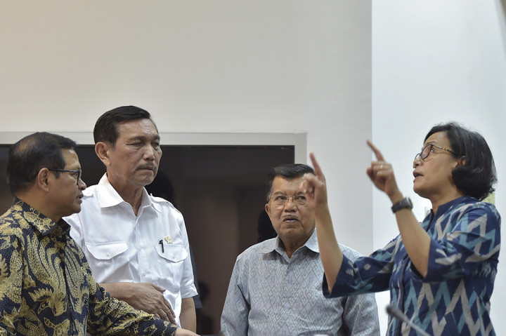 Wakil Presiden Jusuf Kalla (kedua kanan) bersama Menko Maritim Luhut Binsar Pandjaitan (kedua kiri), Menteri Keuangan Sri Mulyani (kanan), dan Sekretaris Kabinet Pramono Anung berbincang usai rapat terbatas tentang harga gas untuk industri di Kantor Kepresidenan, Jakarta.
