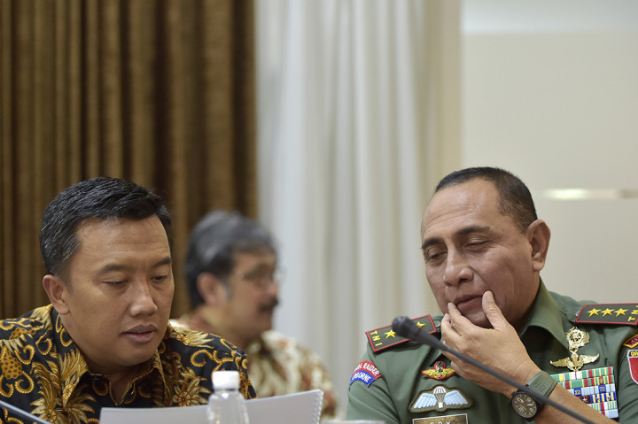 Menpora Imam Nahrawi (kiri) bersama Ketua Umum KONI Pusat Tono Suratman berbincang saat rapat terbatas tentang Percepatan Pembangunan Persepakbolaan Nasional di Kantor Presiden Jakarta.