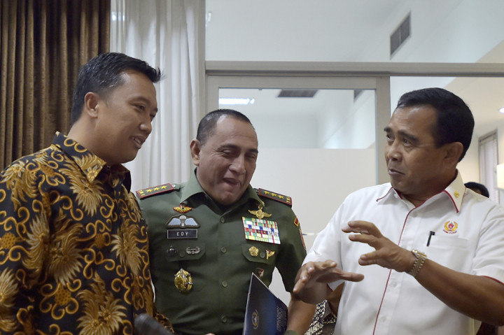 Menpora Imam Nahrawi (kiri) bersama Ketua Umum KONI Pusat Tono Suratman (kanan) dan Ketua PSSI Edy Rahmayadi berbincang dalam rapat terbatas tentang Percepatan Pembangunan Persepakbolaan Nasional di Kantor Presiden Jakarta.