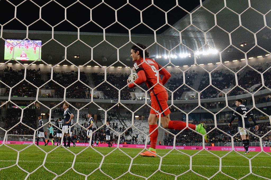 Cavani mencetak gol kedua lewat tembakan first tim dari dalam kotak penalti.