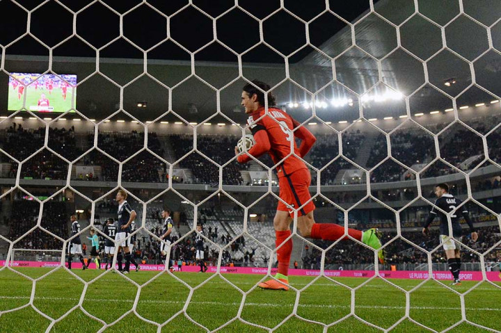 Cavani mencetak gol kedua lewat tembakan first tim dari dalam kotak penalti.