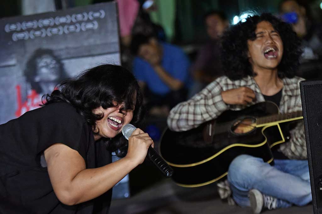 Fajar Merah bersama adiknya Fitri Nganthi Wani membacakan puisi karya mendiang ayahnya.