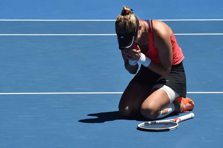 Lucic-Baroni berlutut sambil berlinang air mata setelah berhasil melangkah ke semifinal Australia Terbuka.