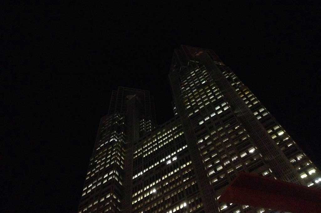Tokyo Metropolitan Government Building pada malam hari.