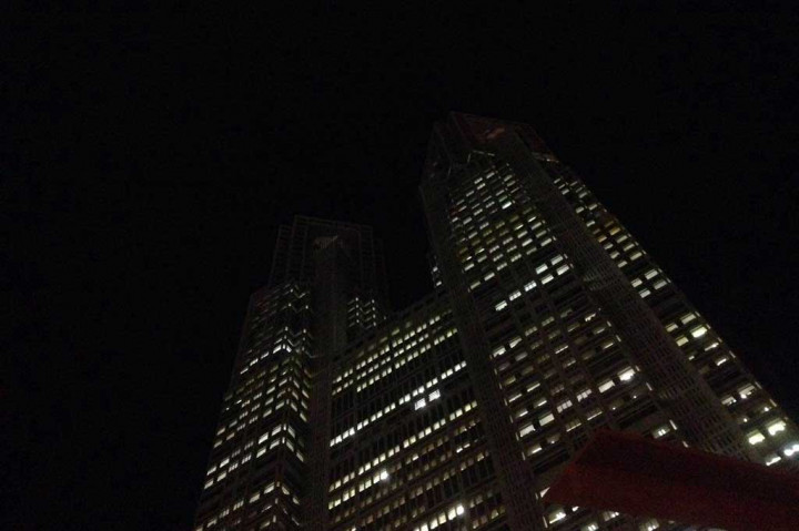 Tokyo Metropolitan Government Building pada malam hari.