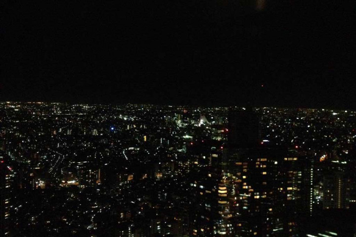 Indahnya pemandangan Kota Tokyo di malam hari dengan gemerlap lampu yang menyala.