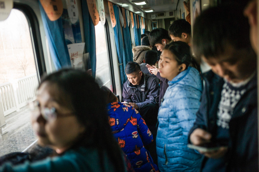 Kepadatan penumpang yang meluber hingga ke lorong-lorong gerbong.