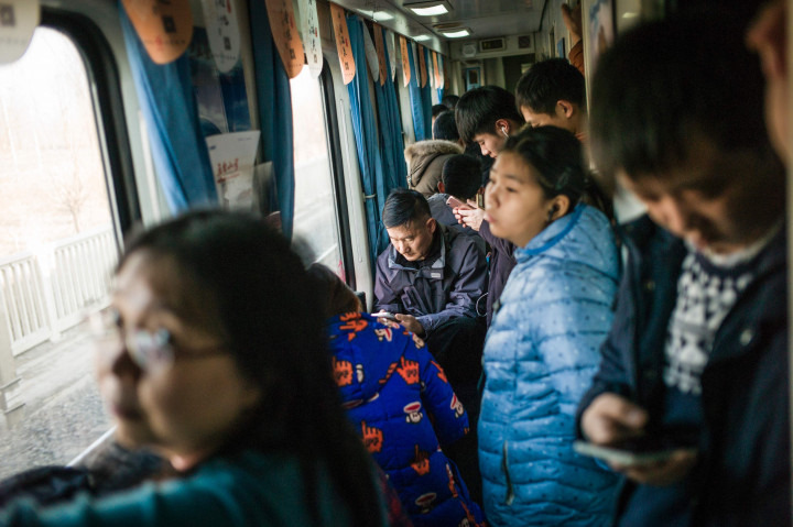 Kepadatan penumpang yang meluber hingga ke lorong-lorong gerbong.
