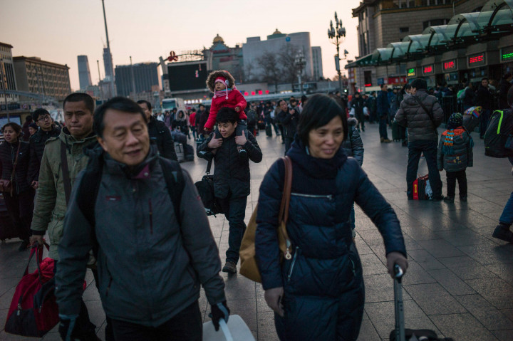 Seperti juga di Indonesia, warga Tiongkok yang mudik Imlek juga mengajak seluruh anggota keluarganya. Malam tahun baru imlek akan jatuh pada dini hari ini (25/1/2017). 