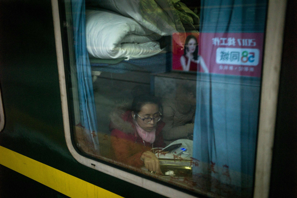 Perjalanan menggunakan kereta api ke kota-kota di pelosok Tiongkok bisa memakan waktu belasan jam, bahkan lebih. Wajar banyak warga membawa kasur agar dapat merebahkan badan.