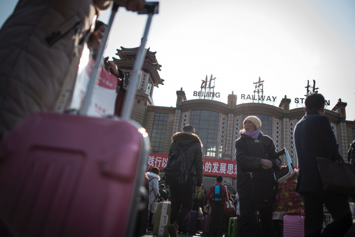 Tiongkok yang merupakan daratan luas membuat kereta api sebagai moda tranportasi favorit warga untuk mudik imlek. 