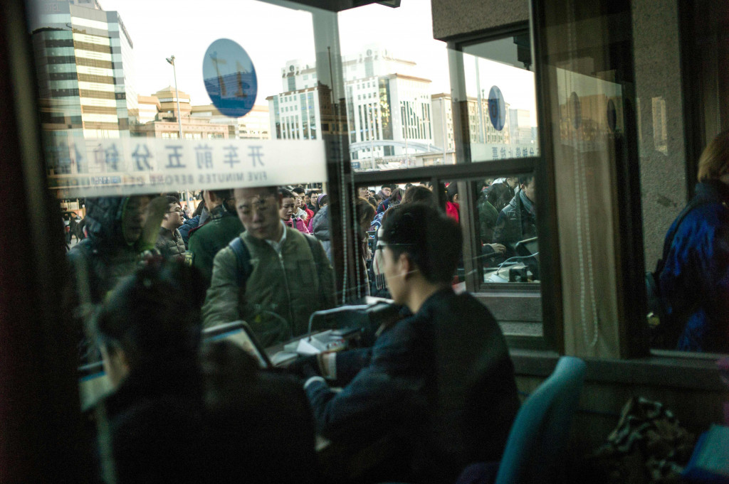 Petugas loket sibut melayani warga yang antriannya sudah mengular panjang.